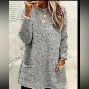 Long sleeve fuzzyy crew neck sweatshirt with pockets